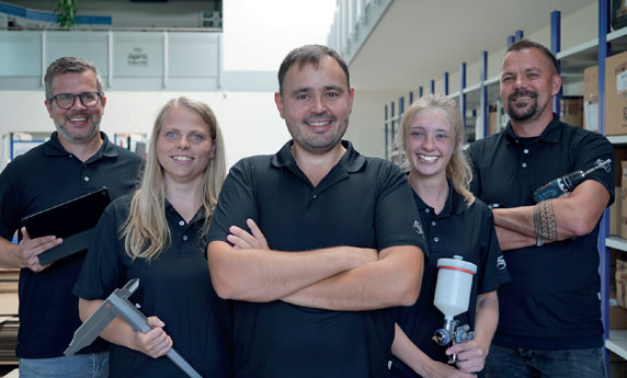 Fünf Mitarbeiter bei apra-norm