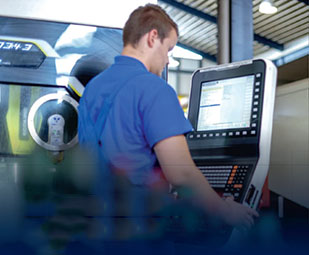 Mitarbeiter bedient eine moderne Fertigungsmaschine