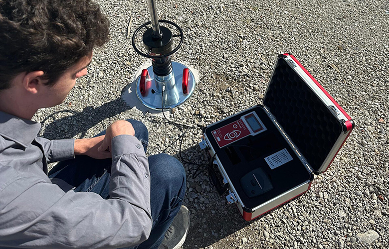 Mann bedient ein Messgerät