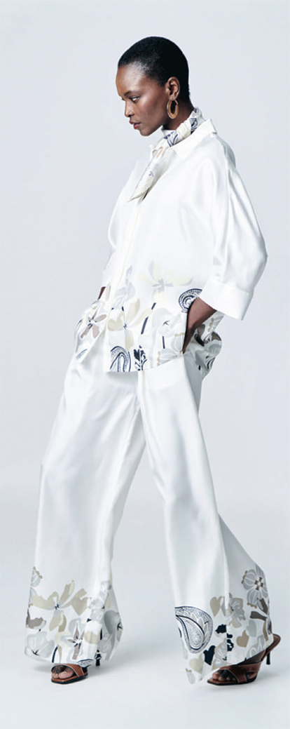 Frau in einem weißen Seidenanzug