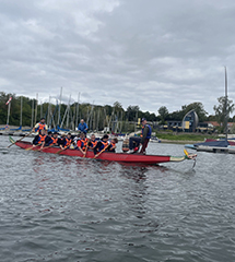 Arbeiter rudern Boote auf dem Fluss