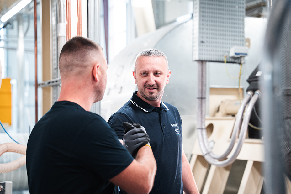 Zwei Personen in industrieller Umgebung