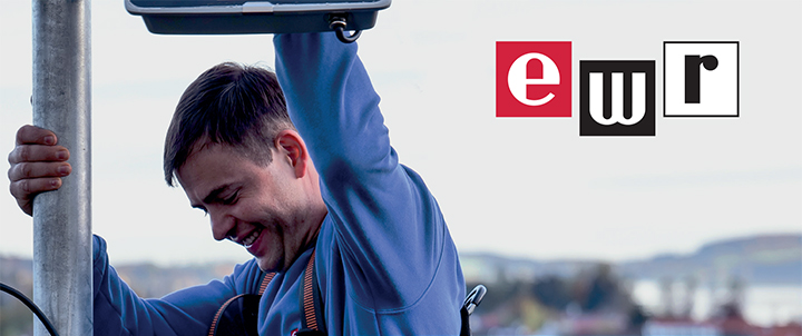 Zwei Personen in Arbeitsjacken bei der technischen Arbeit. Elektrizitätswerke Reutte GmbH & Co. KG