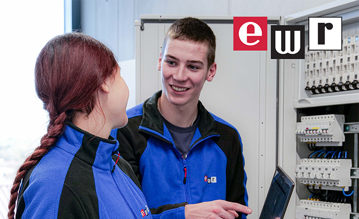 Zwei Personen in Arbeitsjacken bei der technischen Arbeit. Elektrizitätswerke Reutte GmbH & Co. KG
