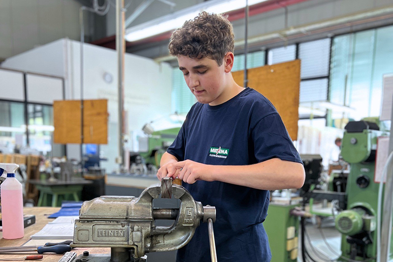 Man arbeitet an CNC-Drehmaschine