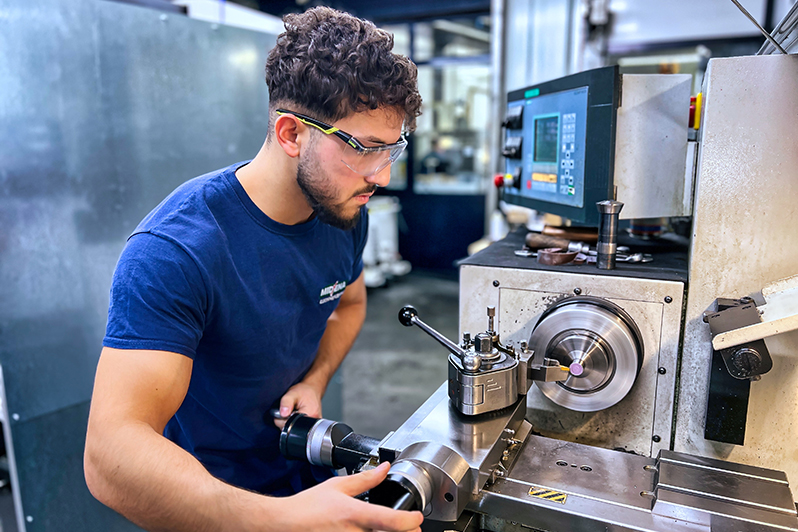 Mann bedient Schleifmaschine