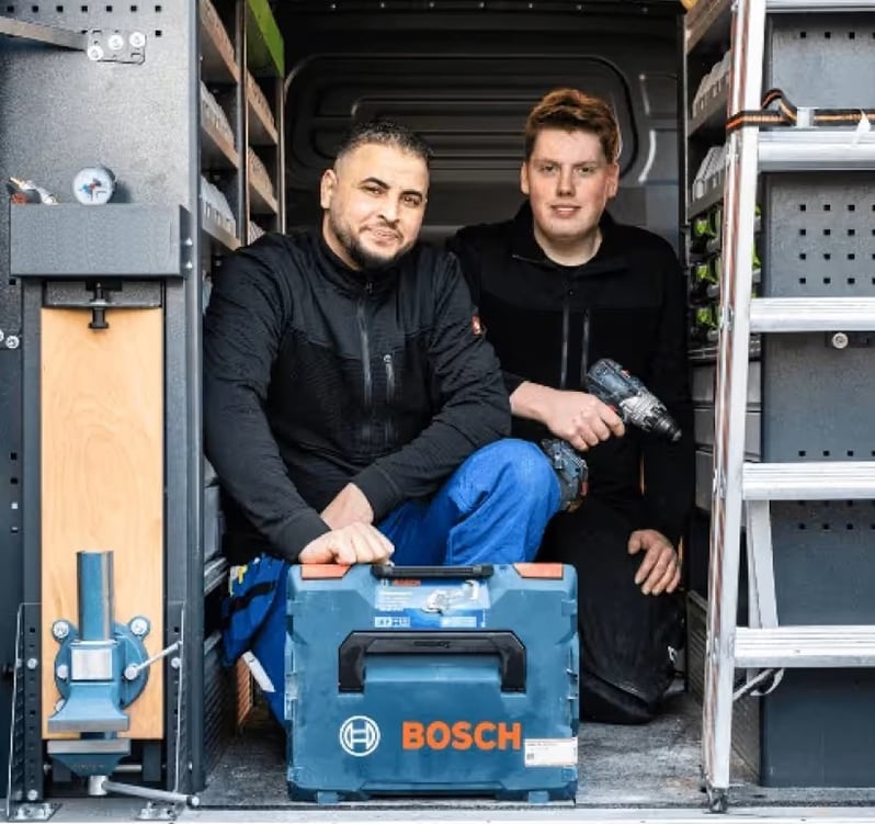 Zwei Handwerker mit BOSCH-Koffer