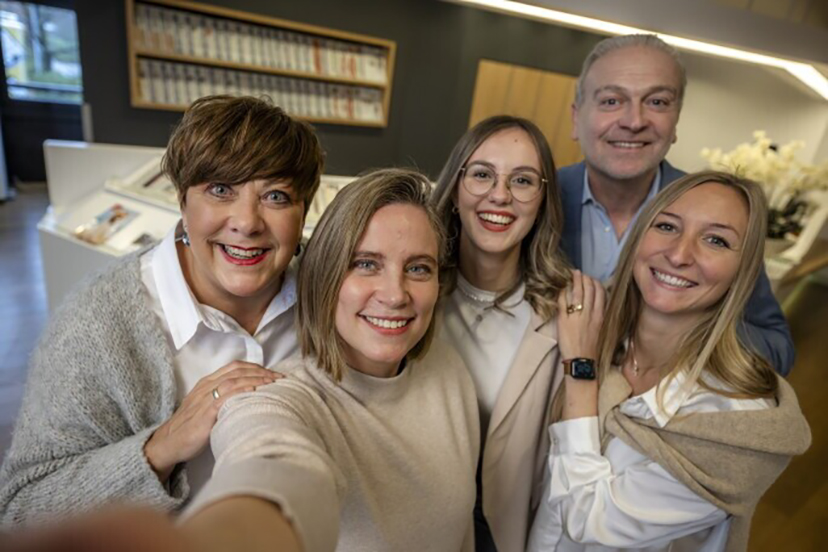 Team bei einem Selfie im Büro