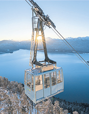 Seilbahngondel in winterlicher Berglandschaft