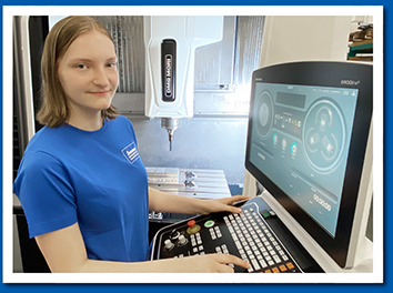 Auszubildende bedient Fräsmaschine