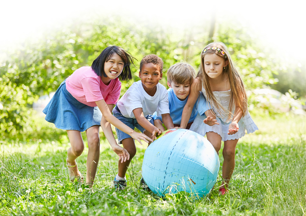 Kinder spielen im Garten