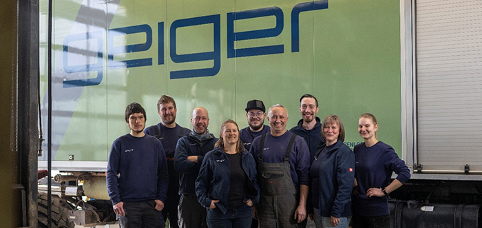 Team vor einem Lkw der Firma Geiger