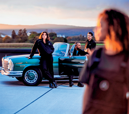 Team mit einem retro Auto