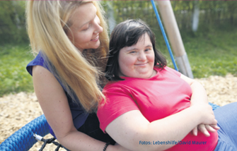 Glückliche behindertes Mädchen und Erzieherin