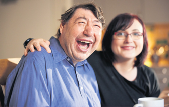 Junger Behinderter und Erzieherin