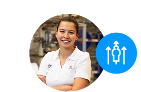 Lächelnde Mitarbeiterin