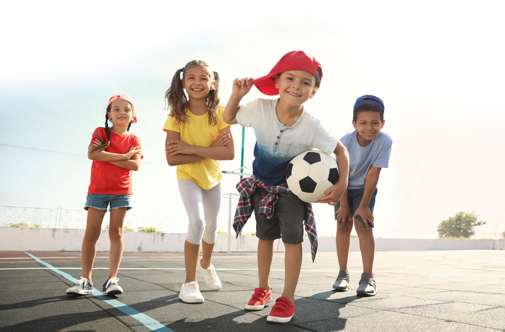 Kinder spielen im Garten