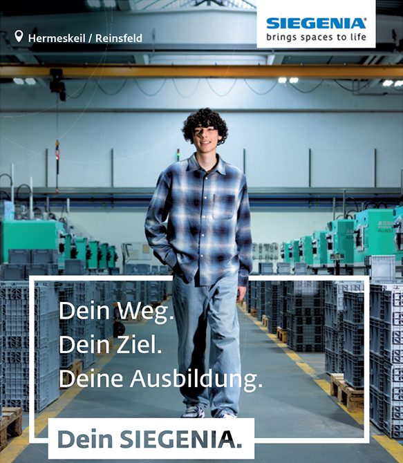 SIEGENIA brings spaces to life - Standort: Hermeskeil / Reinsfeld - Dein Weg. Dein Ziel. Deine Ausbildung. Dein SIEGENIA. - Ein junger Mann geht durch eine Industriehalle