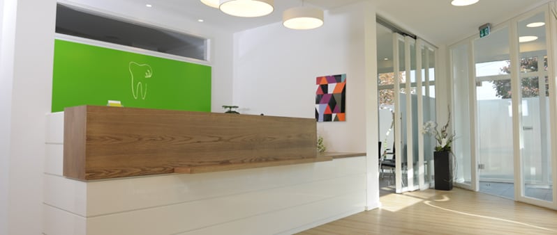 Moderner Empfangsbereich einer Zahnarztpraxis