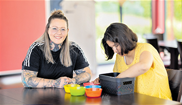 Zwei Frauen an einem Tisch