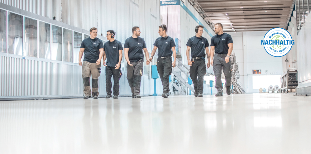 Mitarbeiter der Firma Papierfabrik Palm - Nachhaltig wir produzieren Papier aus 100% Altpapier.