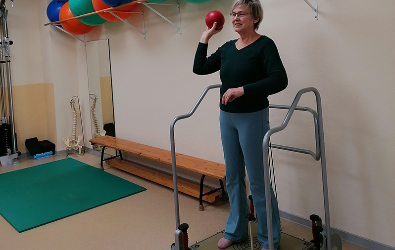 Eine Frau wirft den Ball.