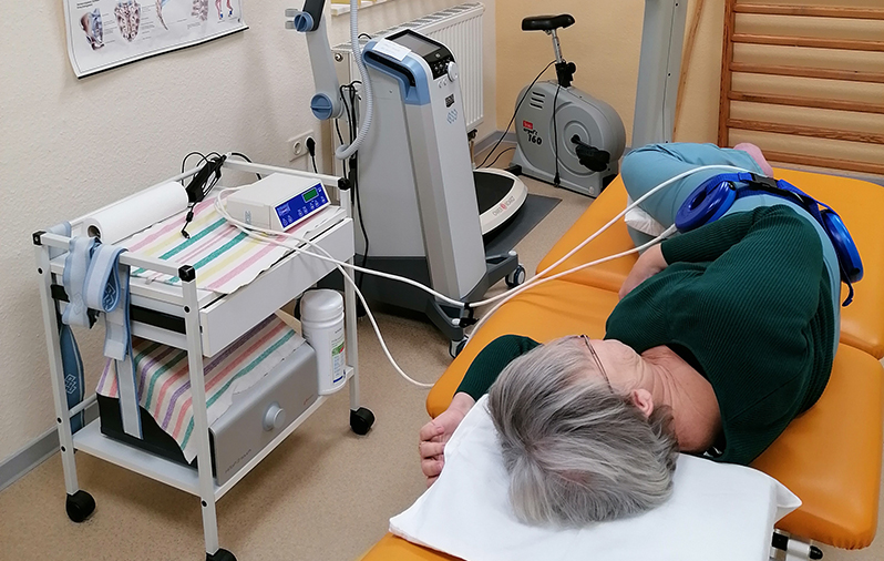 Die Frau liegt zur Behandlung.