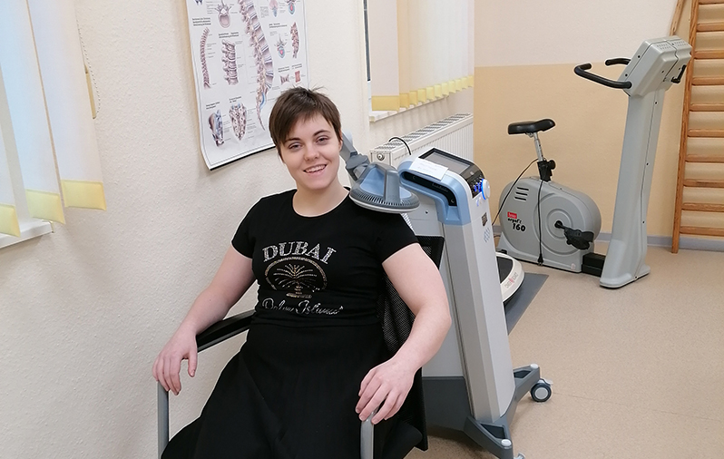 Das Mädchen wird mit einem Gerät behandelt.