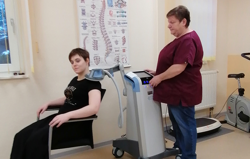 Ein Physiotherapeut übernimmt die Patientenversorgung.