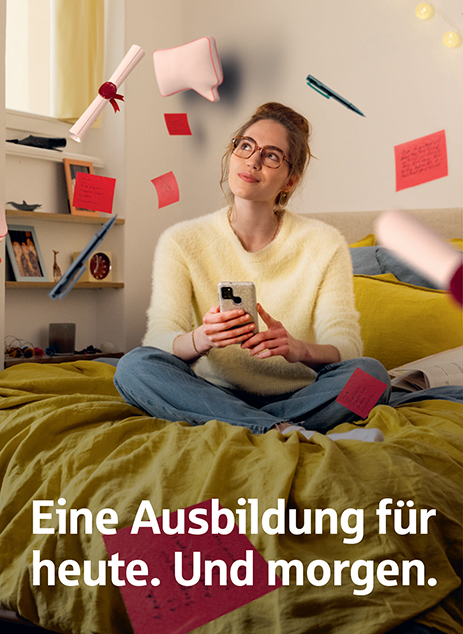 Junge Frau auf Bett - Eine Ausbildung für heute. Und morgen.