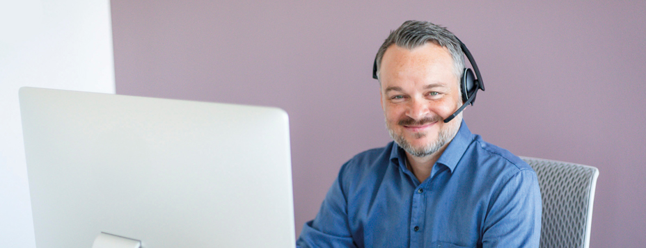 Lächelnder Mann mit Headset