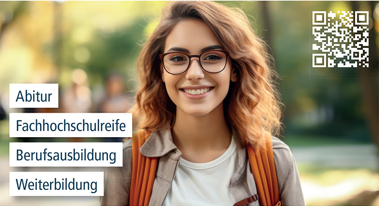 Lächelnde junge Frau mit Brille vor herbstlichem Park. Text: Abitur, Fachhochschulreife, Berufsausbildung, Weiterbildung