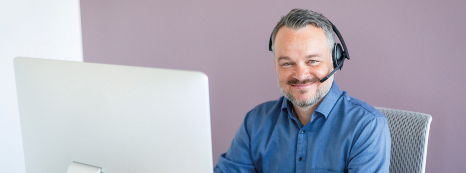 Lächelnder Mann mit Headset