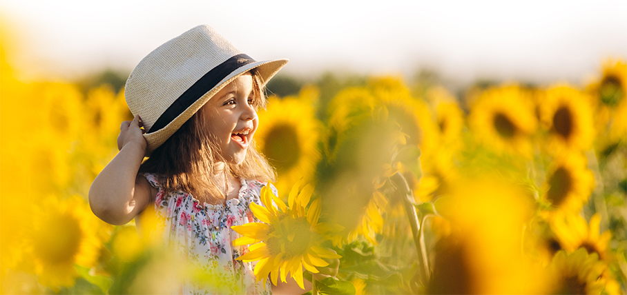 Ein Kind in Sonnenblumenfeld