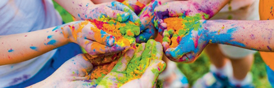 Hände mit Farben