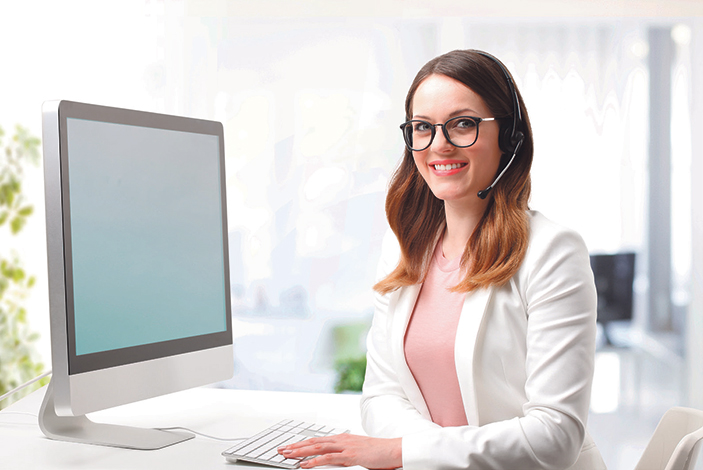 Lächelnde Frau mit Headset im Büro