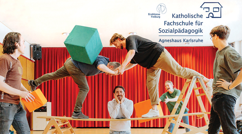 Katholische Fachschule für Sozialpädagogik Agneshaus Karlsruhe – Erdiözese Freiburg - Studierende balancieren spielerisch in einer Turnhalle