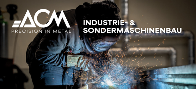 ACM - Precision in Metal: Industrie- & Sondermaschinenbau. Ein Schweißer bei der Arbeit mit hellem Funkenflug.