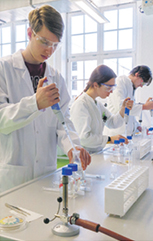 Schüler führen ein Experiment im Chemielabor durch.