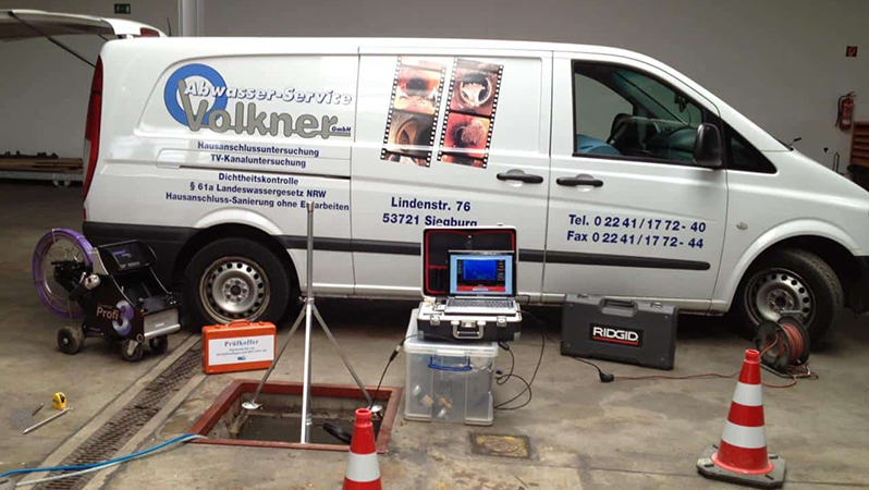 Ein Servicefahrzeug mit Kamera- und Reinigungstechnik.