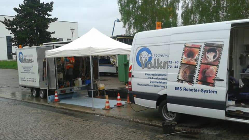 Ausrüstung unter einem Zelt.