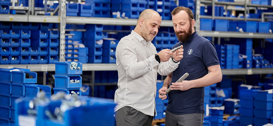 Zwei Mitarbeiter recherchieren das Produkt