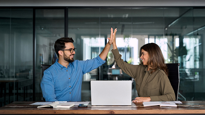 Zwei Kollegen klatschen sich ab
