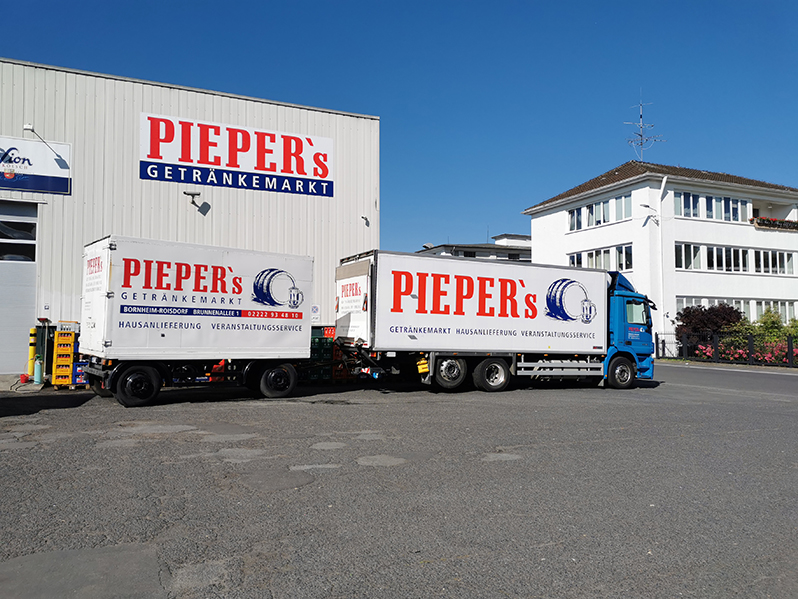 LKW-Gespann vor Pieper's Getränkemarkt