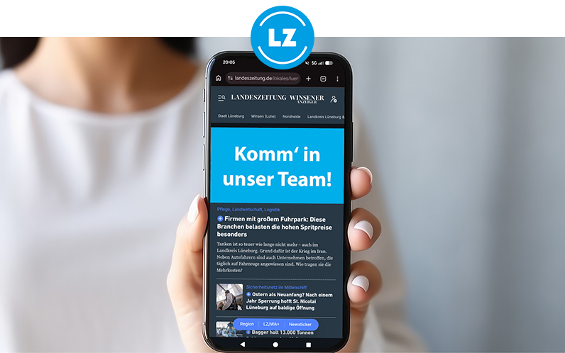 Eine Frau hält ein Handy