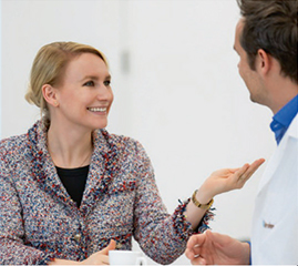 Freundliches Gespräch im Büro