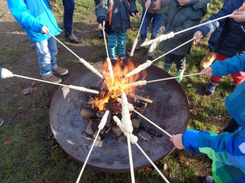 Stockbrot am Lagerfeuer