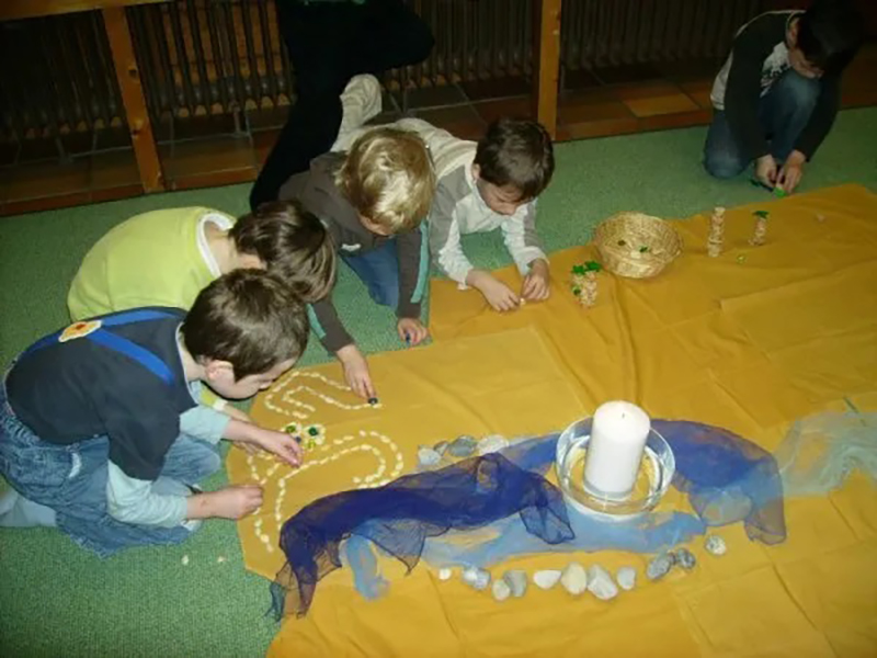 Kinder gestalten Bodenbild