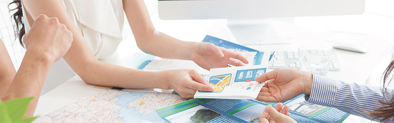 Hände reichen Broschüren