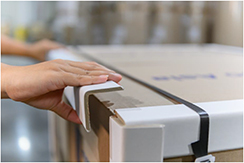 Hand verschließt Kartonverpackung